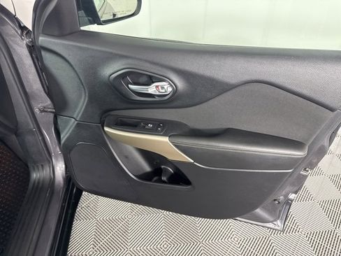 Used 2018 Jeep Cherokee Latitude image 17