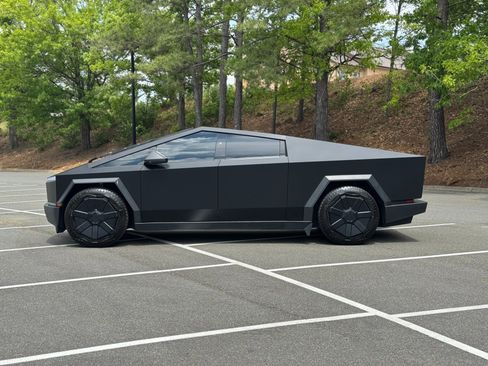 Used 2024 Tesla Cybertruck AWD Crew Cab image 6