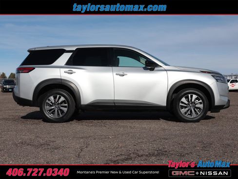 Used 2024 Nissan Pathfinder S image 3