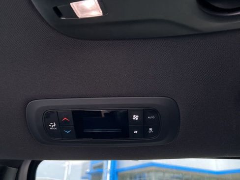 Used 2025 Chrysler Pacifica Select image 48