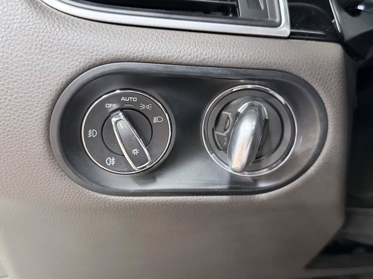 Used 2018 Porsche Macan AWD/4WD image 39