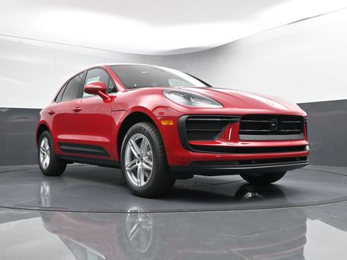 Certified 2025 Porsche Macan image 28