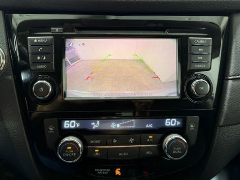 Used 2018 Nissan Rogue SV image 17