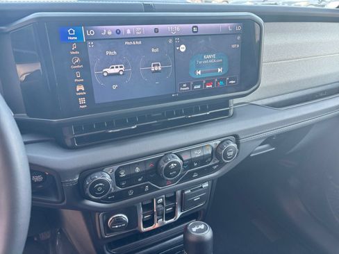 Used 2025 Jeep Wrangler Unlimited Sahara AWD/4WD image 19