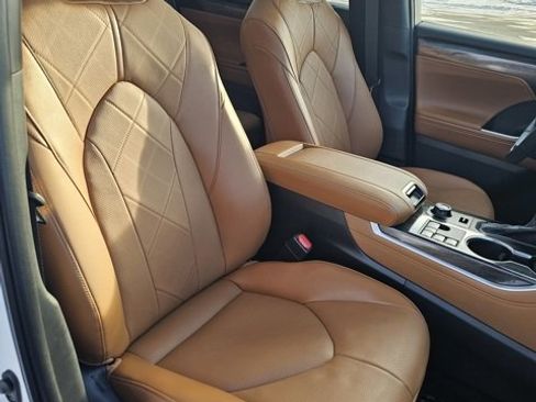 Used 2025 Toyota Highlander Platinum image 10