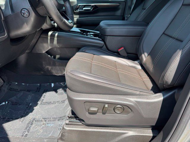 Used 2025 Chevrolet Suburban High Country AWD/4WD image 5