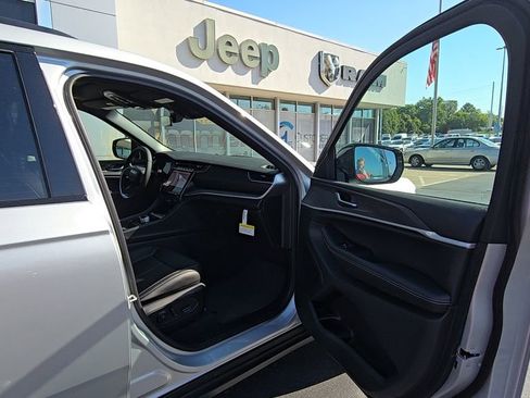 New 2025 Jeep Grand Cherokee L Limited w/ Black Appearance Package image 17