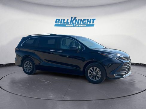 Used 2024 Toyota Sienna XLE image 7