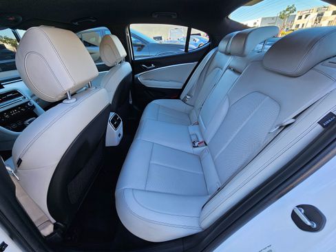 Used 2025 Genesis G70 2.5T image 19