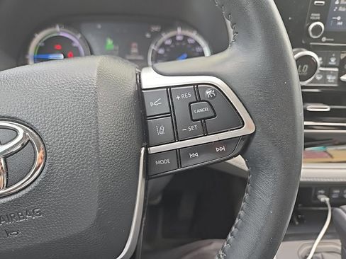 Used 2022 Toyota Highlander XLE FWD image 14
