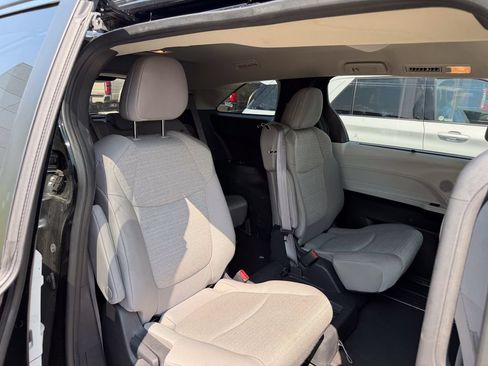 Used 2025 Toyota Sienna LE FWD image 17