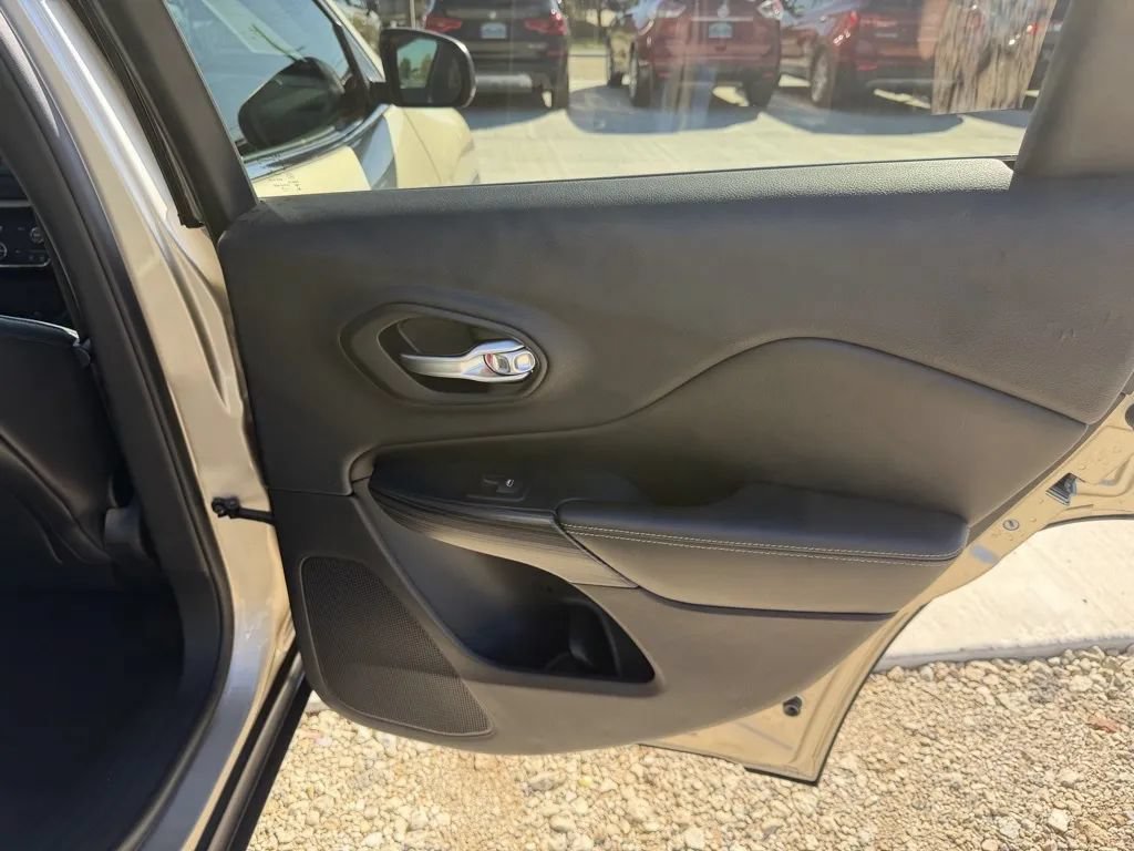 Used 2015 Jeep Cherokee Limited FWD image 33
