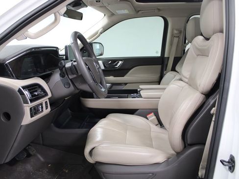 Used 2023 Lincoln Navigator Reserve image 19