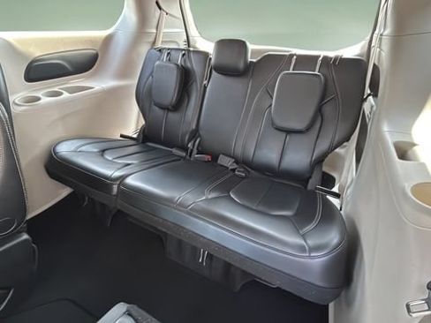 Used 2023 Chrysler Pacifica Touring-L FWD image 33
