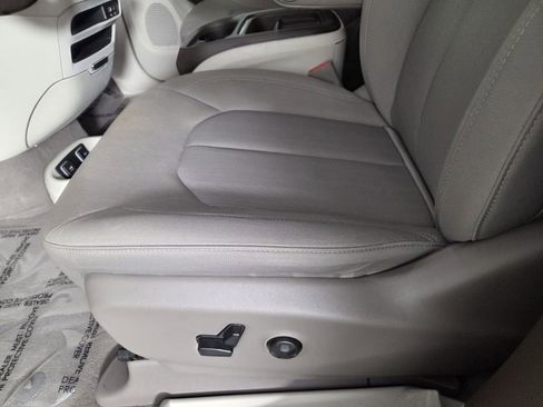 Certified 2020 Chrysler Pacifica Touring w/ Advanced Safetytec Group image 12