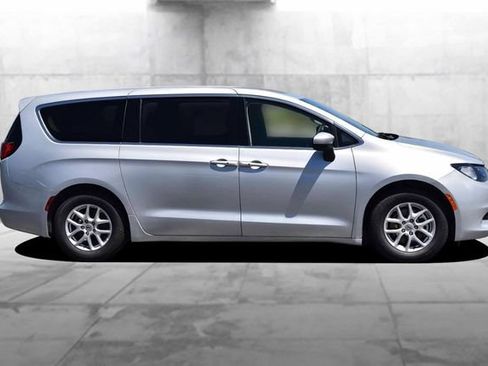 Used 2023 Chrysler Voyager LX FWD image 5