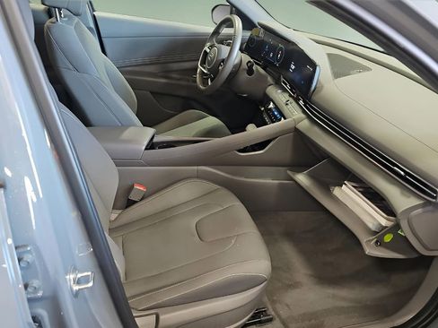 Used 2023 Hyundai Elantra SEL w/ Convenience Package image 6