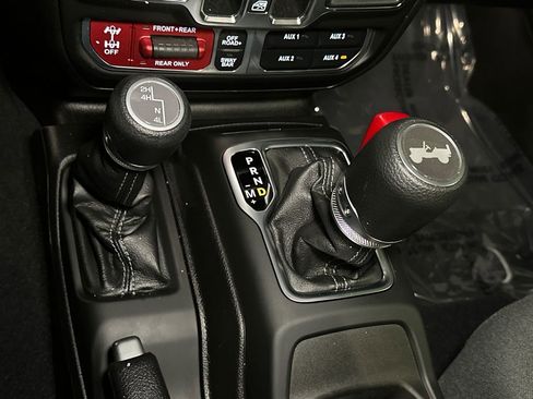 Used 2025 Jeep Wrangler Unlimited Rubicon w/ Technology Group image 22