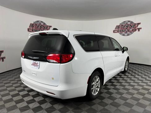 Used 2022 Chrysler Voyager LX FWD image 7