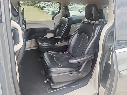 Used 2022 Chrysler Pacifica Touring-L w/ Uconnect Theater Family Group FWD image 36