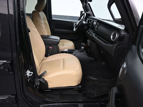 Used 2018 Jeep Wrangler Unlimited Sahara AWD/4WD image 10