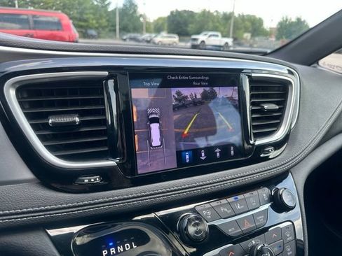 Used 2018 Chrysler Pacifica Limited w/ Advanced Safetytec Group FWD image 34
