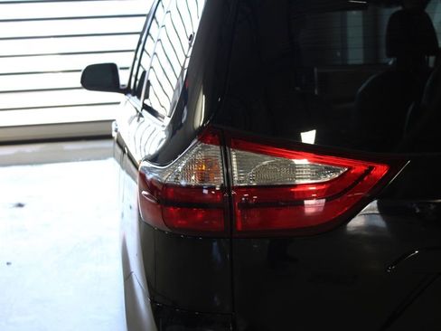 Used 2017 Toyota Sienna XLE Premium image 39