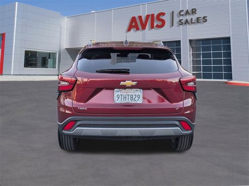 Used 2025 Chevrolet Trax LT w/ LT Convenience Package image 7