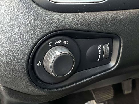 Used 2023 Jeep Renegade Latitude AWD/4WD image 18