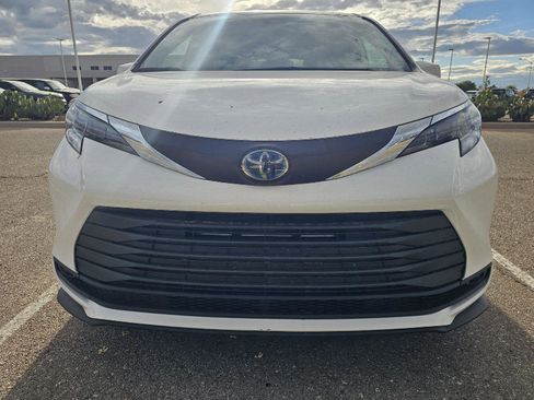 Used 2025 Toyota Sienna LE image 10