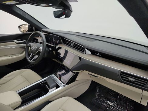 Used 2023 Audi e-tron Premium Plus w/ Premium Plus Package AWD/4WD image 18