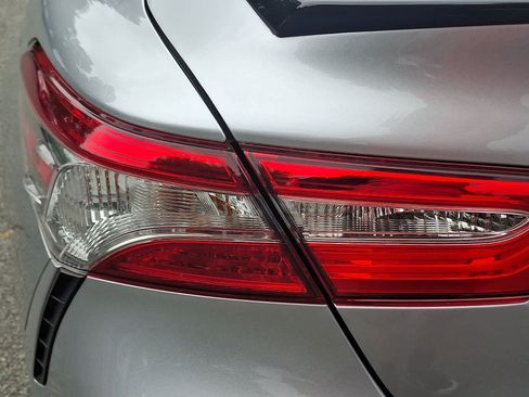 Used 2019 Toyota Camry SE FWD image 11