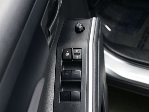 Used 2024 Toyota Highlander LE AWD/4WD image 10