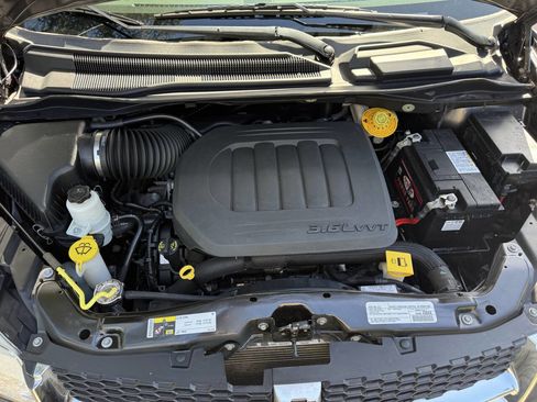 Used 2019 Dodge Grand Caravan SE w/ UConnect Hands-Free Group image 6