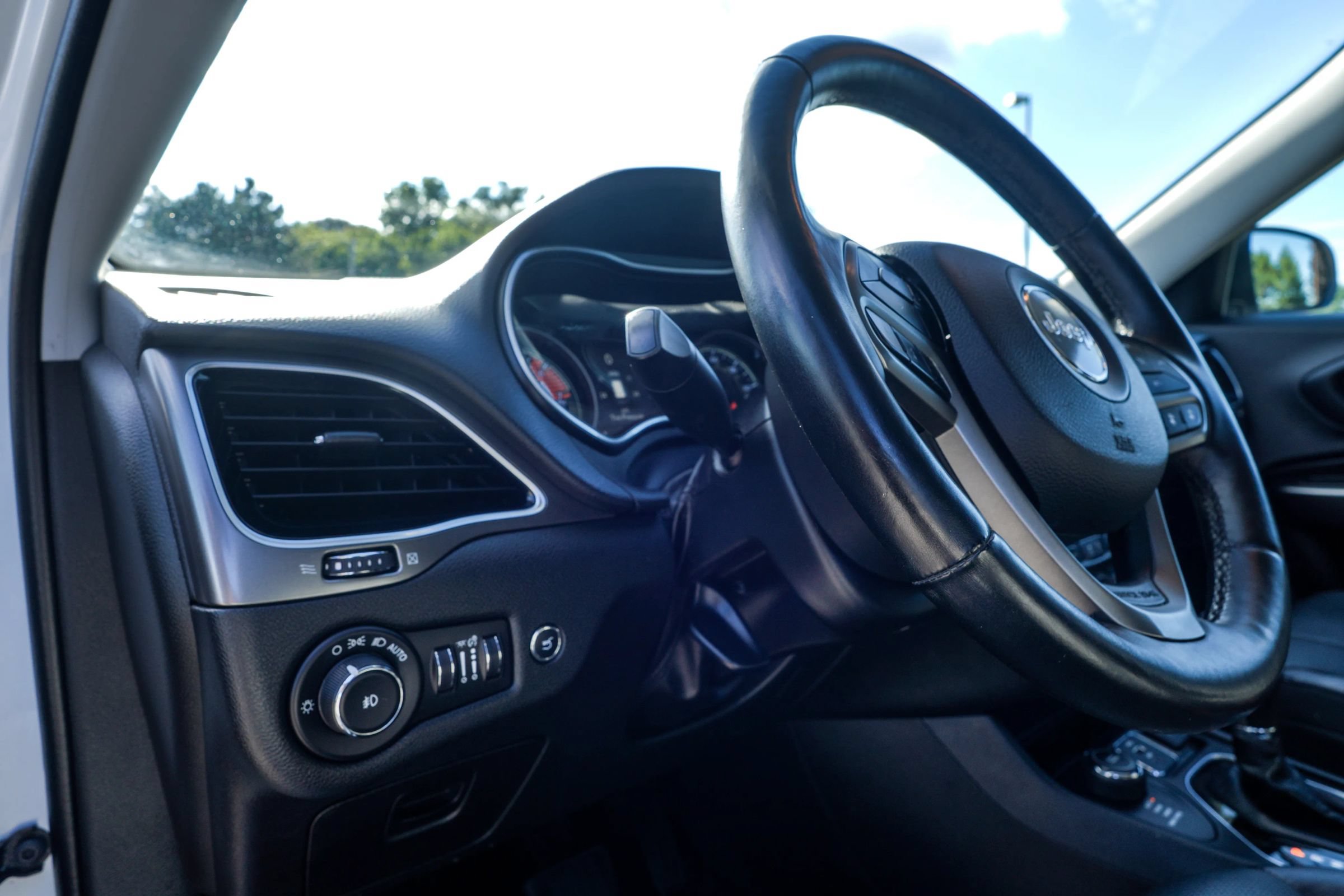 Used 2019 Jeep Cherokee Limited w/ Luxury Group AWD/4WD image 8