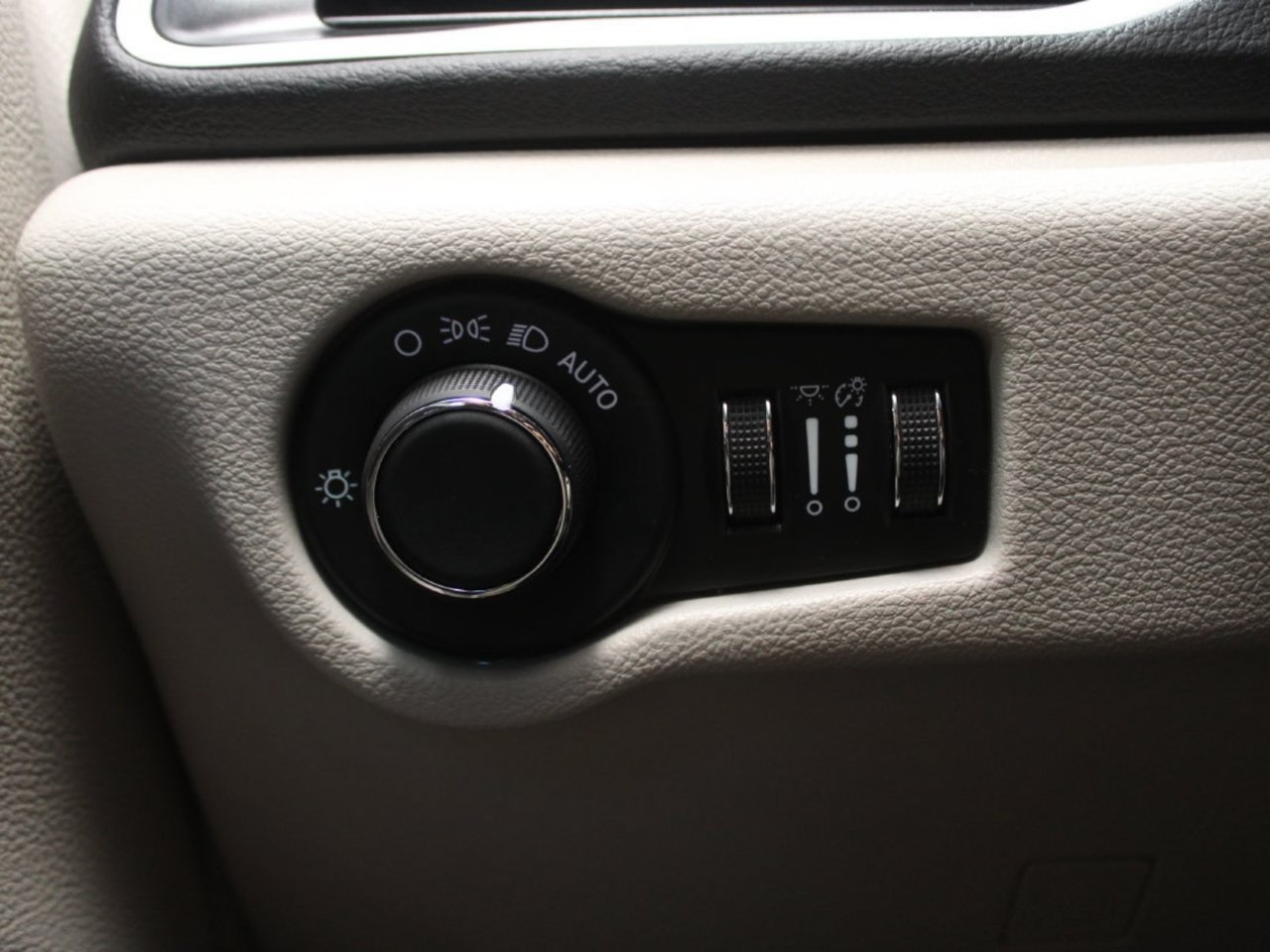 Used 2024 Chrysler Voyager LX FWD image 31