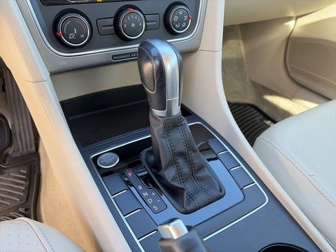 Used 2015 Volkswagen Passat 1.8T Limited Edition image 15