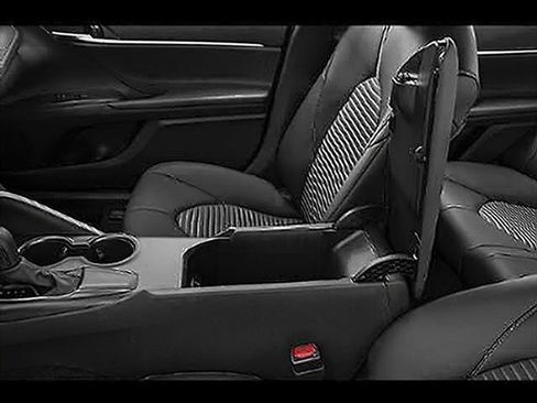 Used 2021 Toyota Camry SE w/ Cold Weather Package FWD image 13