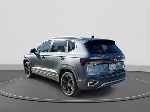 Certified 2025 Volkswagen Taos SE w/ Panoramic Sunroof Package image 4