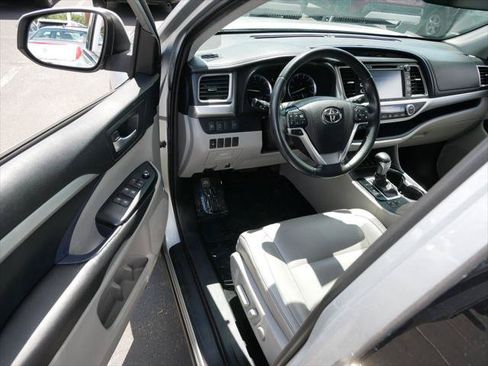 Certified 2019 Toyota Highlander XLE AWD/4WD image 10