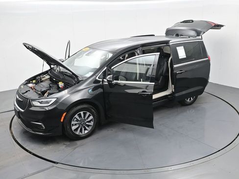 Used 2023 Chrysler Pacifica Touring-L FWD image 39