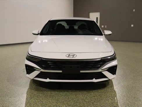 Used 2024 Hyundai Elantra SE FWD image 2
