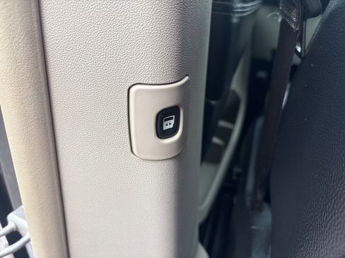 Used 2015 Chrysler Town & Country Touring FWD image 17