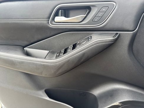 Used 2023 Nissan Rogue Platinum w/ Platinum Premium Package image 19