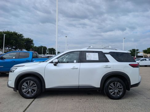 Used 2025 Nissan Pathfinder SL AWD/4WD image 3