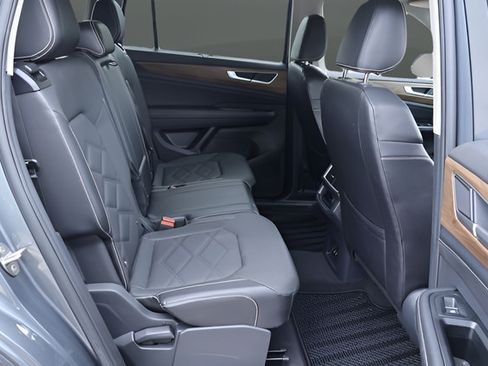 Certified 2024 Volkswagen Atlas SE w/ Black Wheel Package FWD image 19