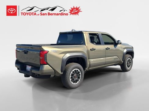 Certified 2025 Toyota Tacoma TRD Off-Road AWD/4WD image 5