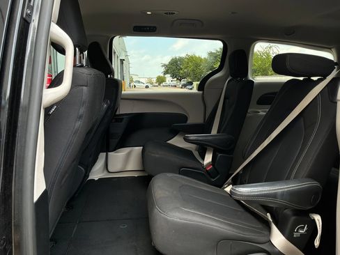 Used 2023 Chrysler Voyager LX FWD image 12