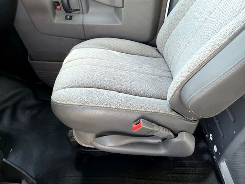 Used 2017 Chevrolet Express 2500 RWD image 22