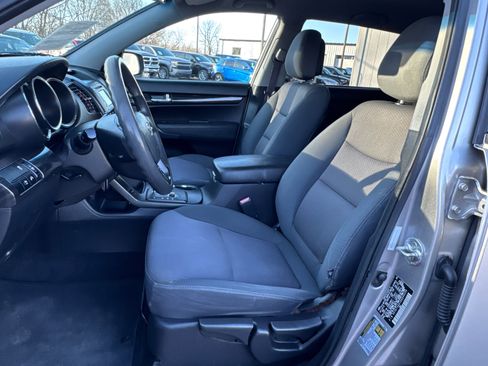 Used 2013 Kia Sorento LX w/ Convenience Pkg image 9